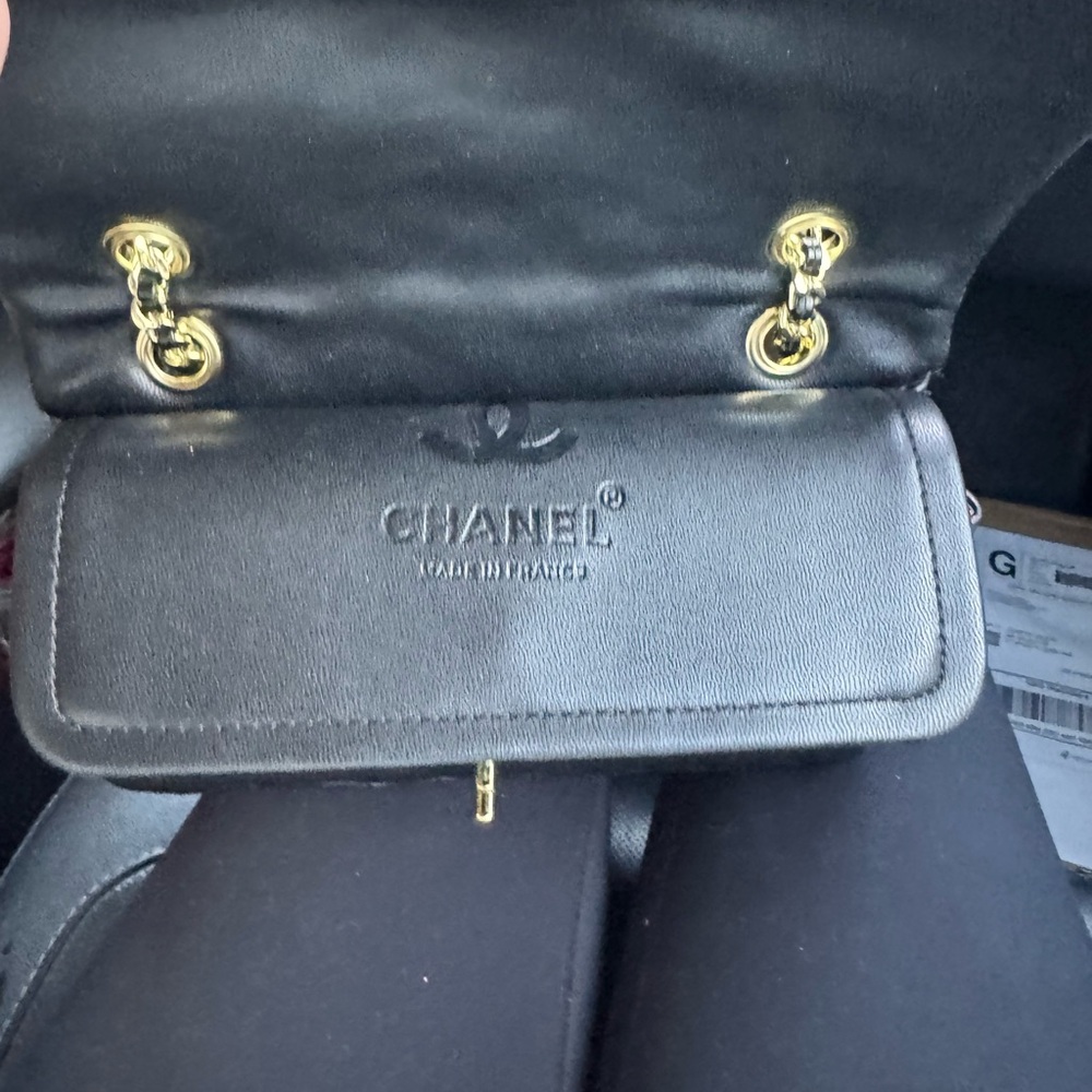Elegant Black Quilted Shoulder Bag with Gold Details - Picture 5 of 7